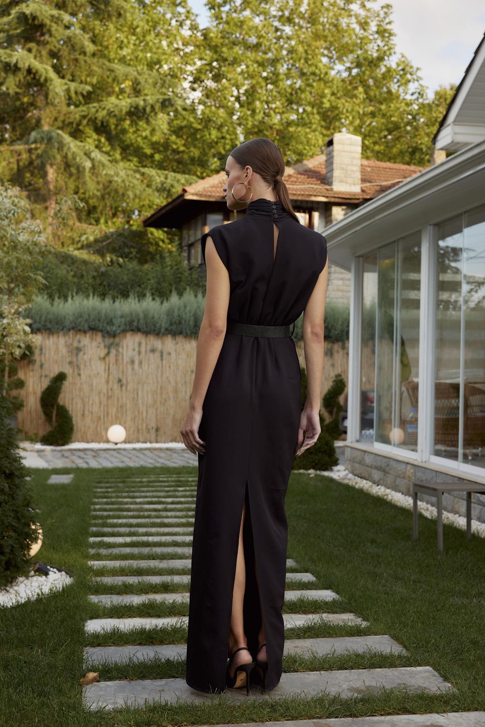 A wholesale clothing model wears tbu11952-high-collar-backless-long-dress-black, Turkish wholesale Dress of Tuba Butik
